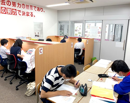 フリースペースで勉強中