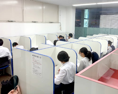 自習室でみんな頑張っています